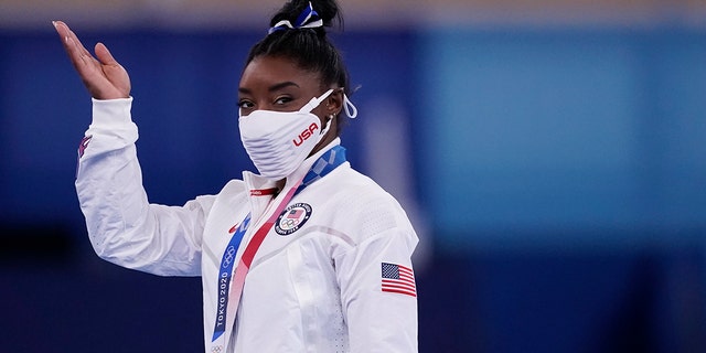 Amerykanka Simone Biles reaguje po zdobyciu brązowego medalu na równoważni podczas finału organowego kobiecej gimnastyki artystycznej na Letnich Igrzyskach Olimpijskich 2020 3 sierpnia 2021 r. w Tokio w Japonii.