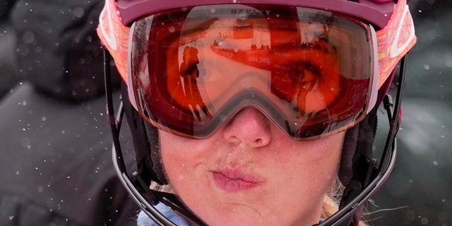 Amerykanka Mikaela Shiffrin pozuje po upadku w slalomie kobiet na Zimowych Igrzyskach Olimpijskich 2022 17 lutego 2022 r. w dzielnicy Yanqing w Pekinie.
