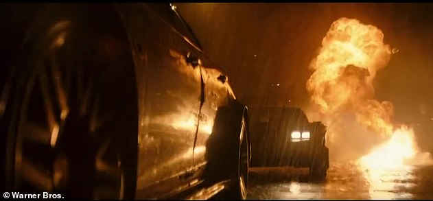 Rozpoznawalny klip: Zwiastun pokazuje kilka takich samych klipów, jak poprzednie iteracje, w tym Batmobil przelatujący przez ogromną kulę ognia podczas ścigania samochodu Pingwina