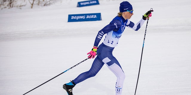 Remi Lindholm z Finlandii bierze udział w 15-kilometrowym biegu klasycznym mężczyzn podczas Zimowych Igrzysk Olimpijskich w Pekinie 2022 w Narodowym Centrum Narciarstwa Biegowego 11 lutego 2022 r. w Zhangjiakou w Chinach.  (Zdjęcie: Tom Wheeler / VOIGT / DeFodi Images za pośrednictwem Getty Images)