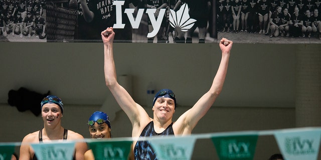 Pływaczka z University of Pennsylvania, Leah Thomas, reaguje po tym, jak jej drużyna wygrała sztafetę na 400 jardów w stylu dowolnym podczas Mistrzostw Ivy League Women's Swimming and Diving Championships na basenie Blodgett, które odbyły się 19 lutego 2022 roku w Cambridge w stanie Massachusetts.