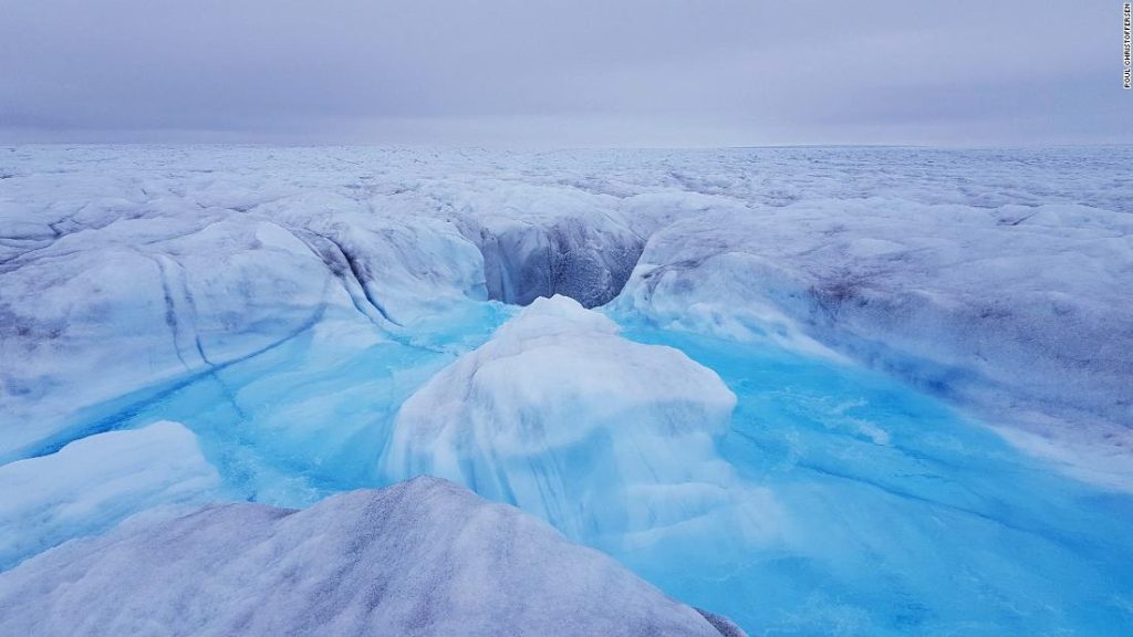 Lód Grenlandii topnieje od dołu do góry, znacznie szybciej niż wcześniej sądzono