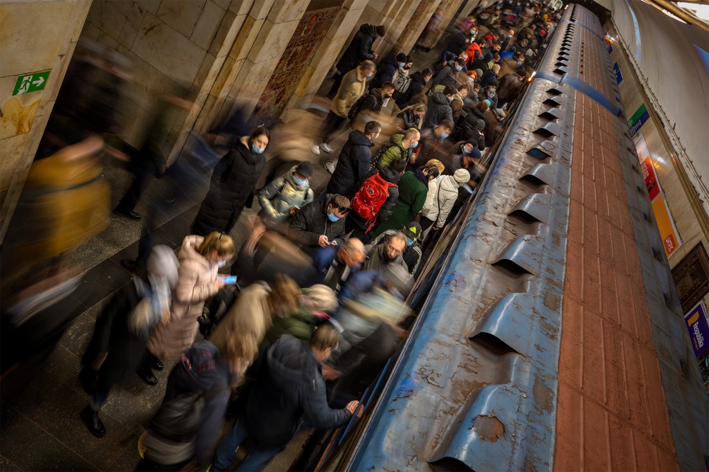 Pasażerowie czekają na pociąg na stacji metra w Kijowie 23 lutego 2022 r.