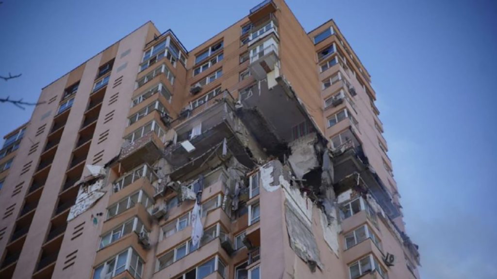 Wielopiętrowy apartamentowiec w Kijowie trafiony uderzeniem rakietowym