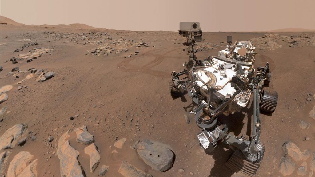 Po roku na Marsie wytrwały łazik NASA jest w drodze do ważnych odkryć