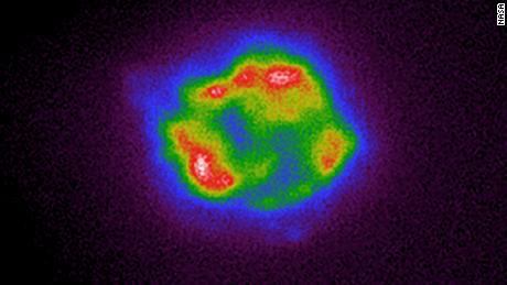 Ten obraz IXPE określa intensywność promieni rentgenowskich pochodzących z Kasjopei A. Kolory, w tym chłodny fiolet, niebieski, czerwony i biały, odpowiadają zwiększonej jasności promieni rentgenowskich. 
