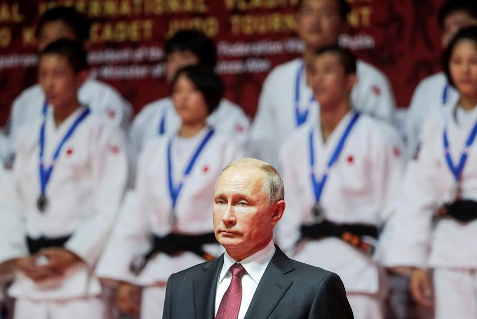 Prezydent Rosji Władimir Putin bierze udział w ceremonii wręczenia nagród zwycięzcom międzynarodowego turnieju judo na marginesie Wschodniego Forum Ekonomicznego we Władywostoku w Rosji, 12 września 2018 r. Michaił Metzel / Agencja TASS Host Photo / Pool via REUTERS