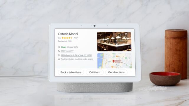Nest Hub Max firmy Google to 10-calowy inteligentny wyświetlacz przeznaczony do wyświetlania zdjęć, prowadzenia wideorozmów, sterowania inteligentnymi urządzeniami domowymi i uzyskiwania dostępu do Asystenta Google i innych sztuczek.  Głośniki nie są najlepsze i nie ma fizycznej migawki dla wbudowanego aparatu.