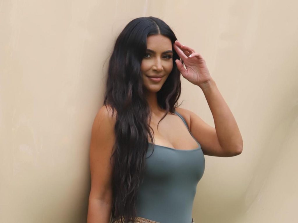Kim Kardashian idzie dziką stroną w rozkloszowanym bikini i zdjęć motocyklowych