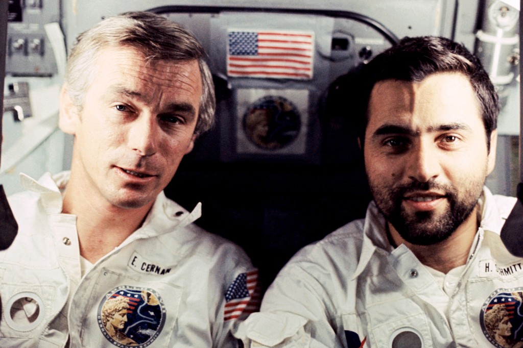Astronauta Eugeniusz A.  Cernan (z lewej) i Harrison H.  Jack Schmidt był częścią słynnej misji Apollo 17 w 1972 roku.