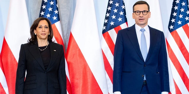 Premier Polski Mateusz Morawiecki, po prawej, i wiceprezydent USA Kamala Harris są na zdjęciu, gdy przyjeżdżają na spotkanie w Warszawie, Polska, czwartek, 10 marca 2022 r.