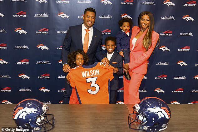Legenda: 33-letni piłkarz został oficjalnie przedstawiony jako najnowszy rozgrywający Denver Broncos jako jego dumna żona (36 l.), córka Sienna (l. 4), syn Wayne (jeden) i przyszły pasierb (siedem lat)
