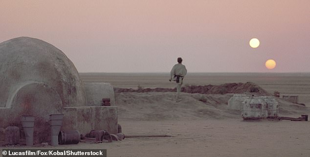 Niektóre egzoplanety krążą po dwie gwiazdy naraz, jak Tatooine w filmie Gwiezdne wojny z 1977 roku (na zdjęciu)