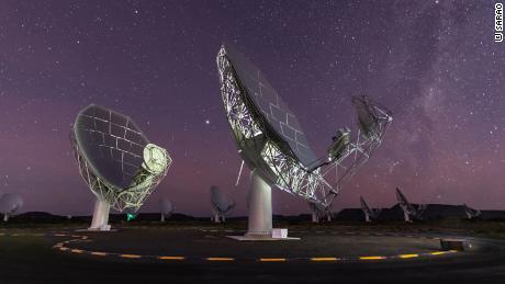 Czasze radioteleskopu MeerKAT można zobaczyć pod rozgwieżdżonym niebem w Karoo w RPA. 