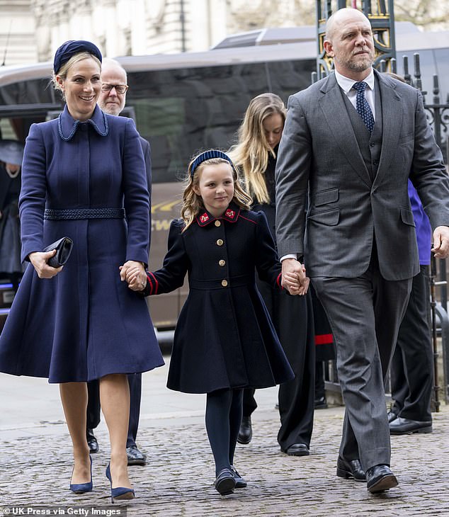 Zara i Mike Tindall idą ze swoją ośmioletnią córką Mią do Opactwa Westminsterskiego na Pomnik Księcia Filipa, ubrani w marynarkę wojenną Mia za 79 funtów