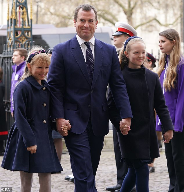 Prawnuki królowej, Savannah, 11 lat, i Isla, która również obchodzi dziś swoje 10. urodziny, wraz z prawnukiem księcia Filipa, Piotrem, przybyli, aby uczcić dziś swojego ukochanego pradziadka podczas nabożeństwa dziękczynnego.