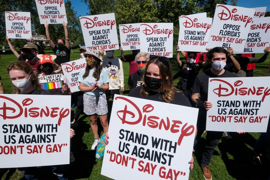 Pracownicy Disneya protestują na Florydzie "Nie mów jak ja" Bell w Glendale w Kalifornii.