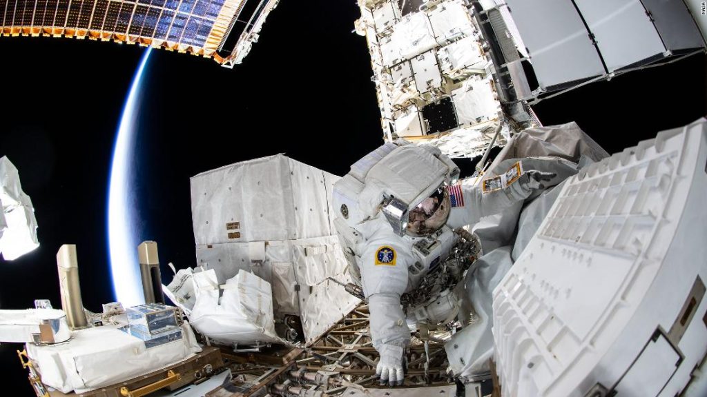 Astronauci NASA odbywają spacery kosmiczne, aby zapewnić modernizację zasilania stacji kosmicznej