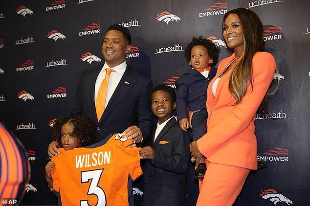 Promieniejący: Ciara i Russel Wilson wyglądali jak szczęśliwa rodzina, gdy ich dzieci dołączyły do ​​nich w centrali Denver Broncos w Englewood w Kolorado w środę
