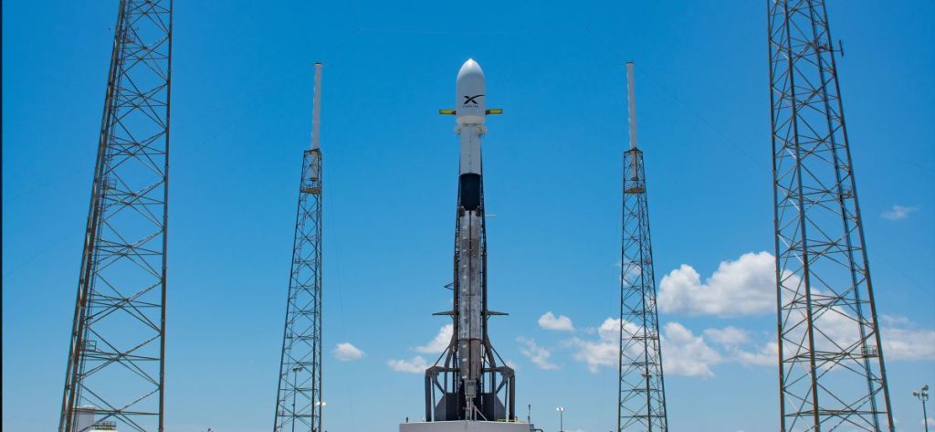 Dziś wieczorem SpaceX wystrzeliwuje rakietę Falcon 9 po raz dwunasty.  Oto jak.