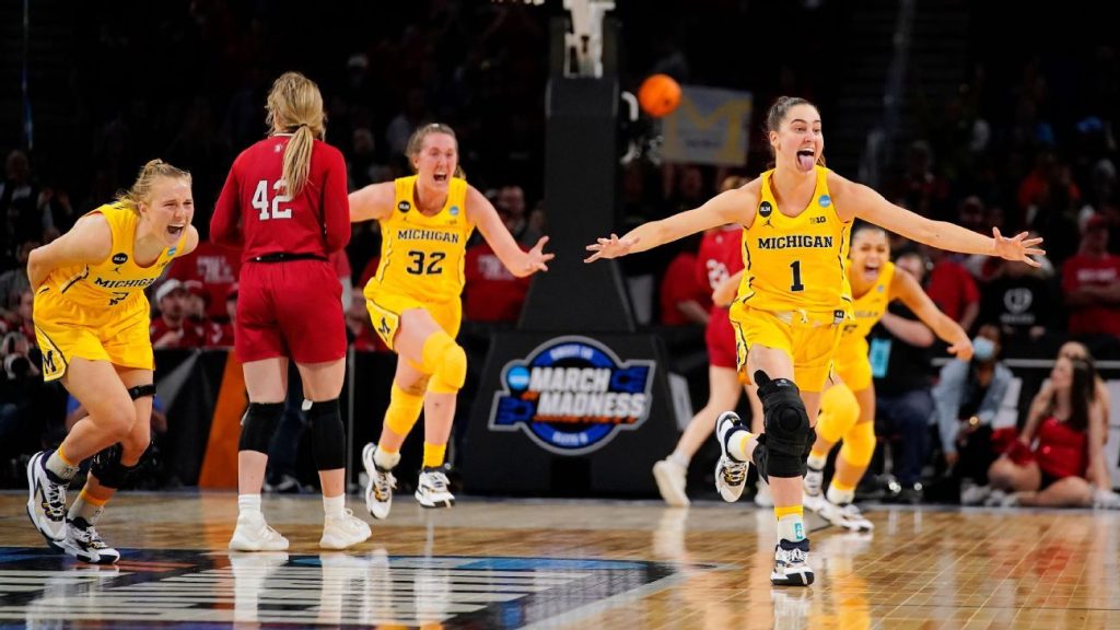 Koszykówka kobiet Michigan Wolverines świętuje swoją pierwszą Elitarną Ósemkę w historii programu po „osuwisku” po przegranej z tytułem „Wielkiej Dziesiątki”
