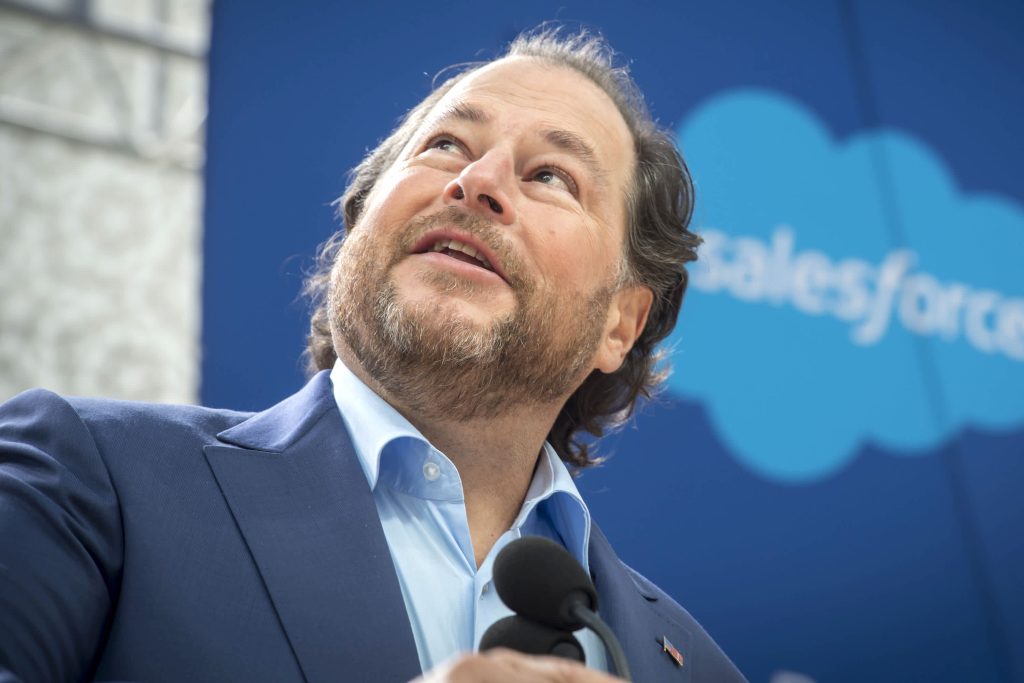 Marc Benioff, współdyrektor generalny Salesforce, zachwala mocne wytyczne dotyczące sprzedaży, mówiąc: „Teraz jest 30 miliardów dolarów”