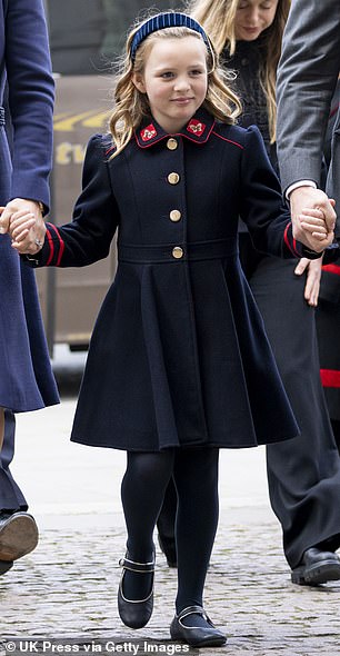 8-letnia Mia Tindall wyglądała elegancko w granatowym płaszczu monsunowym, gdy przybyła na nabożeństwo żałobne za swojego pradziadka, księcia Filipa