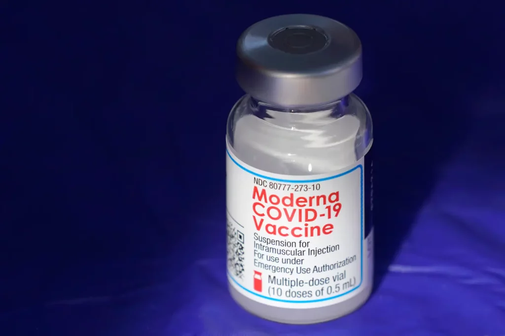 Moderna zabiega o pozwolenie FDA na otrzymanie drugiej dawki przypominającej szczepionki na koronawirusa dla wszystkich dorosłych