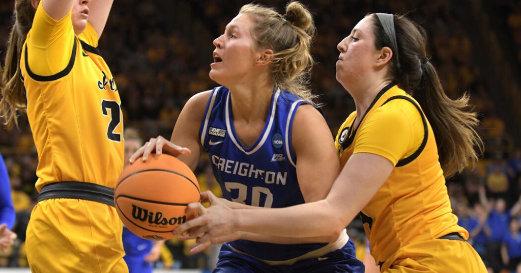 NCAA Women's Championship: Creighton pokonuje stan Iowa, osiągając 16 miejsce