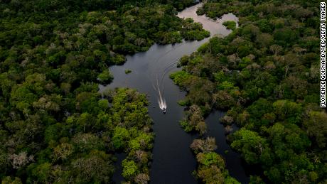 Widok z lotu ptaka pędzącej łodzi na rzece Gurora w gminie Karuari, w sercu brazylijskiej dżungli amazońskiej, 15 marca 2020 r. 