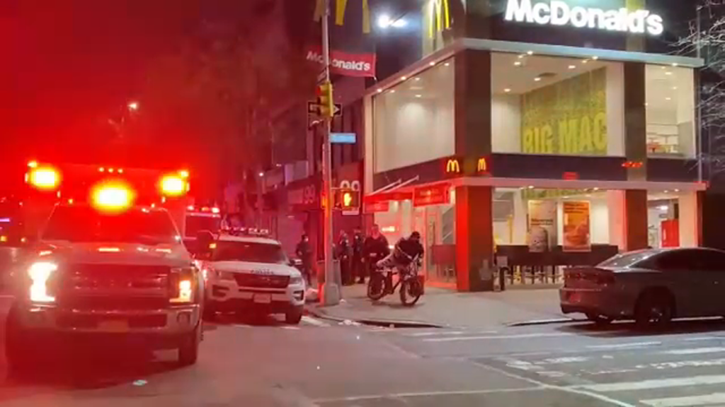 Przestępstwo w Nowym Jorku: pracownik McDonalda dźgnięty nożem podczas obrony kolegów w East Harlem