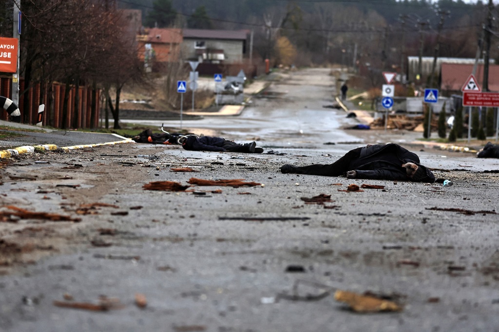 Ciała cywilów, zabitych przez żołnierzy armii rosyjskiej, według mieszkańców, leżą na ulicy podczas rosyjskiej inwazji na Ukrainę, w Bucza, obwód kijowski, Ukraina, 2 kwietnia 2022 r.