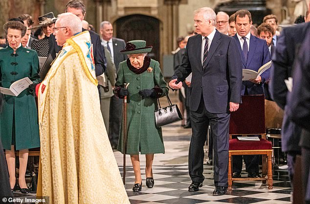 Księciu Andrzejowi towarzyszyła królowa, która uczestniczyła w nabożeństwie żałobnym dla księcia Edynburga 29 marca