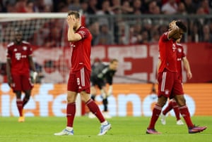 Leon Goretzka i Kingsley Coman z Bayernu Monachium wyglądali na przygnębionych po stracie pierwszego gola dla swojego zespołu.