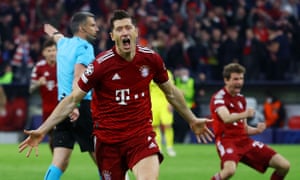Król strzelców Bayernu Monachium Robert Lewandowski świętował, podobnie jak Thomas Muller w tle.