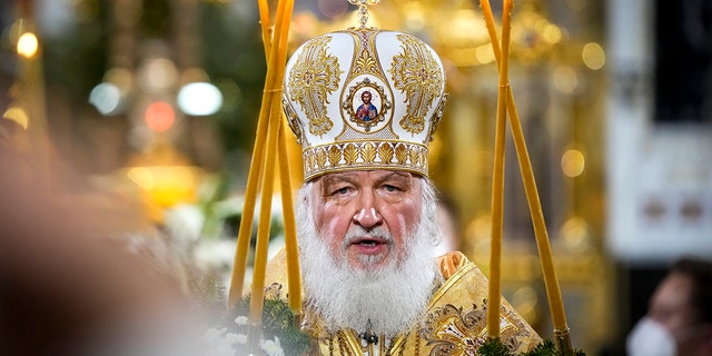 Rosyjski patriarcha prawosławny Cyryl odprawia mszę bożonarodzeniową w soborze Chrystusa Zbawiciela w Moskwie, czwartek, 6 stycznia 2022 r.