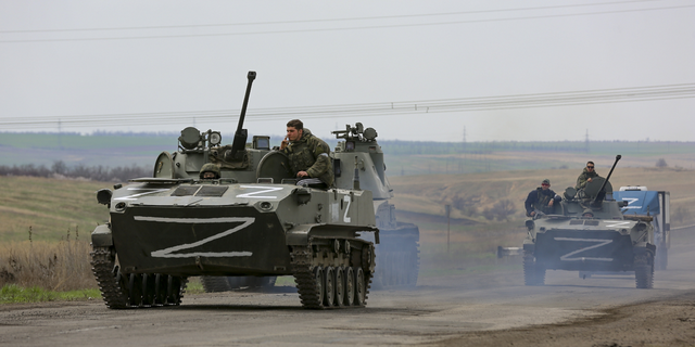 Rosyjskie pojazdy wojskowe jeżdżą w poniedziałek autostradą w obszarze kontrolowanym przez wspierane przez Rosję siły separatystów w pobliżu Mariupola na Ukrainie.