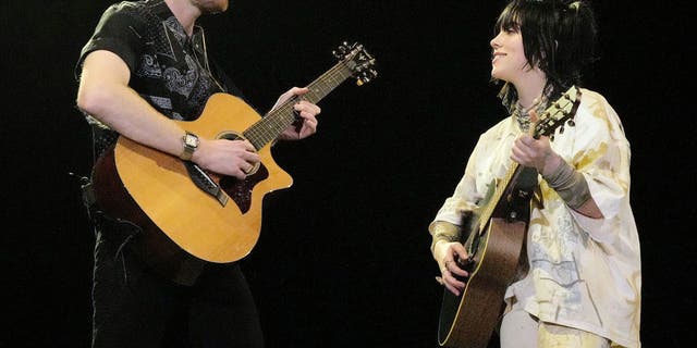 Finneas i Billie Eilish występują na scenie w Coachella Theatre podczas kwietniowego Festiwalu Muzyki i Sztuki Coachella Valley 2022.