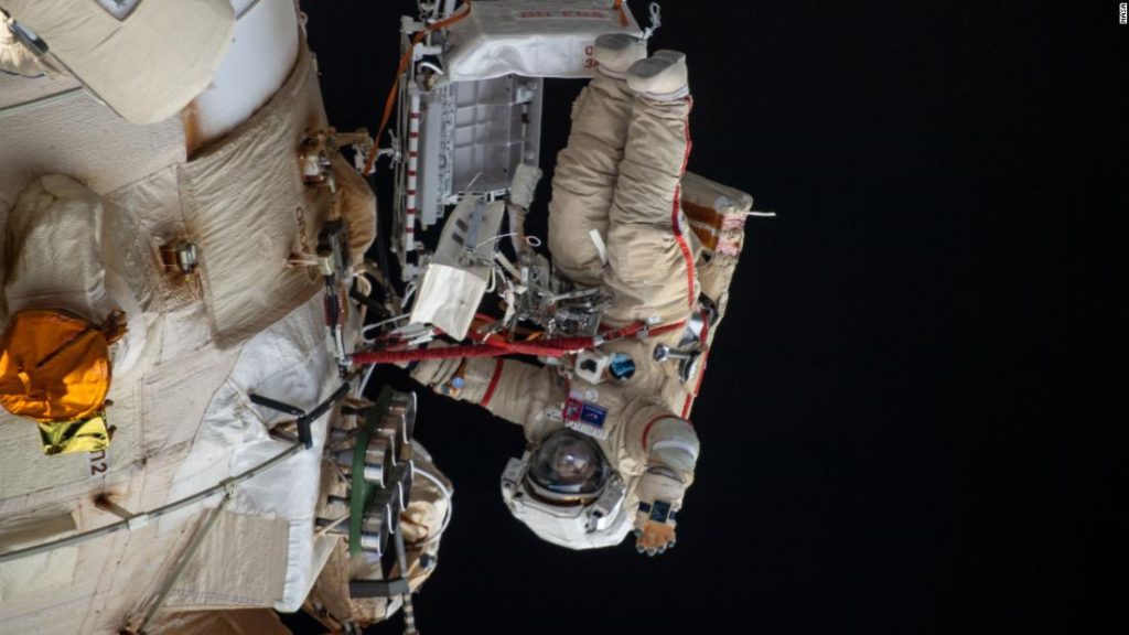 Rosyjscy kosmonauci „zginają” ramię robota stacji kosmicznej