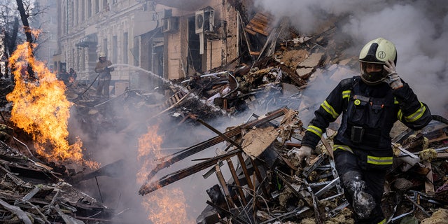 Respondenci są widziani na miejscu zdarzenia po zniszczeniu budynku w wyniku rosyjskiego ataku rakietowego w centrum Charkowa