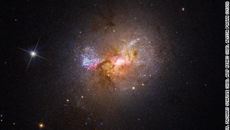 Czarna dziura, która napędza narodziny gwiazd, zmusza naukowców do podwójnej pracy
