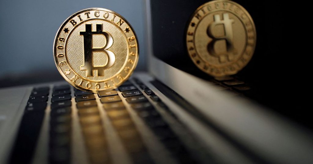 Bitcoin spada do 10-miesięcznego minimum, gdy giełdy słabną