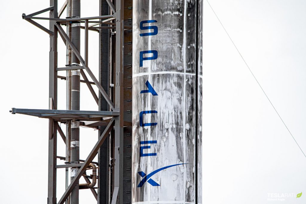 SpaceX podniosło już rakietę Falcon 9 pionowo na nadchodzącą premierę Starlink