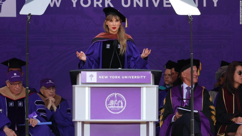 Taylor Swift mówi absolwentom, aby ogarnęli panikę w przemówieniu na rozpoczęcie NYU