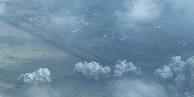 Dym unosi się na niebie po eksplozjach spowodowanych przez armię rosyjską w Nowomikhalevce na Ukrainie.