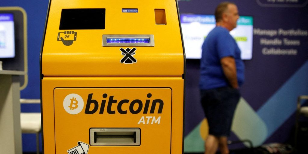 Cena bitcoina spada o 54% od wszechczasów