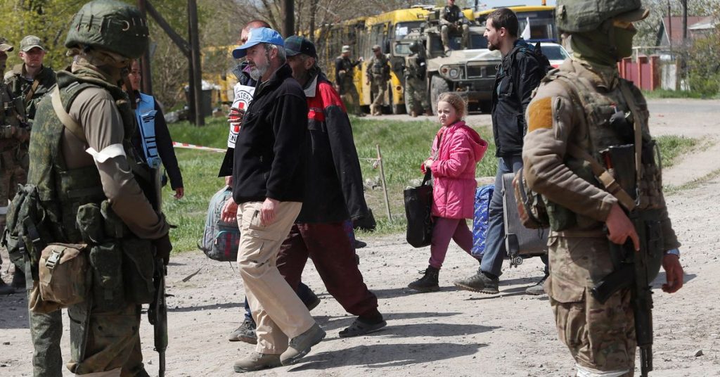 Cywile uciekający z bunkrów Azovstal podczas ewakuacji kierowanej przez ONZ