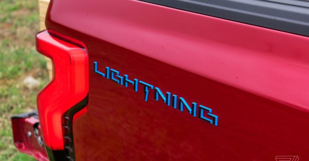 Ford wprowadza pierwszy F-150 Lightning, gdy wojna elektrycznych ciężarówek wkracza na wyższy bieg