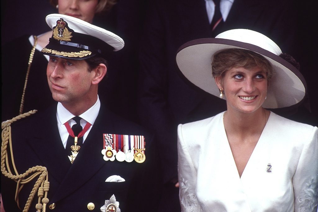 Księżna Diana pojawiła się w podobny sposób w 1991 roku, uczestnicząc – wraz z księciem Karolem – w paradzie ku czci personelu wojskowego, który służył w wojnie w Zatoce Perskiej. 