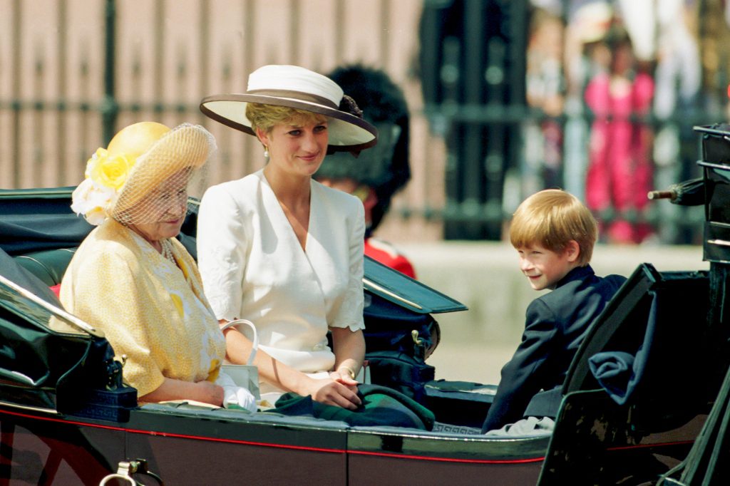Księżna Diana również miała na sobie śnieżnobiałą sukienkę, gdy pojawiła się z królową Elżbietą i młodym księciem Harrym podczas Trooping the Color w 1992 roku.